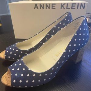 Anne Klein Navy with White Polka Dots Heels size 9 1/2